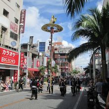 綱引きの日に昼には国際通りで旗頭のパレードです。