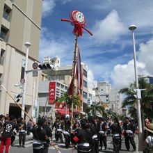 綱引きの日に昼には国際通りで旗頭のパレードです。