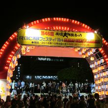 奥武山公園ではイベント、帰り際の奥武山公園からの壺川駅方面