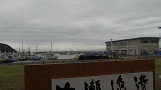 「弁天橋」の西側にある漁港です