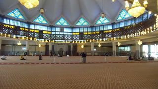 モスクの空間美に圧倒されます。