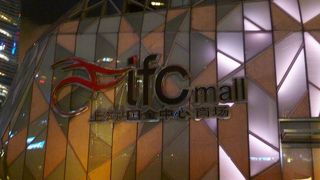 ブランドショップがそろっています