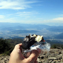 山頂でおにぎり。