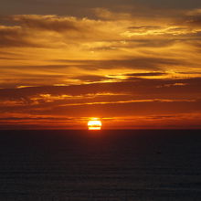 五浦海岸に朝日が昇る