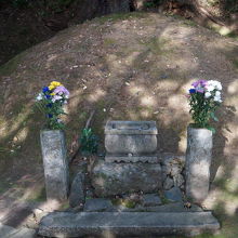 岡倉天心の墓もある。ただし分骨されたもの。