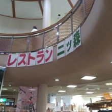 ２階のレストランで食事。