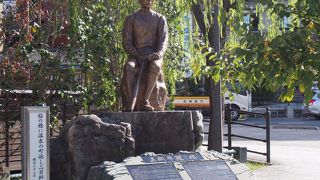 ユニフォーム姿の子規の像