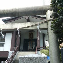 社務所と一体になった形で拝殿が建っているだけでした。