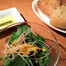 ランチのサラダとパン