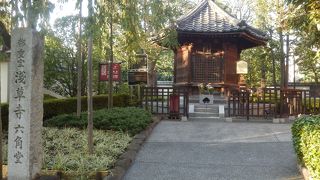 影向堂の横にひっそり