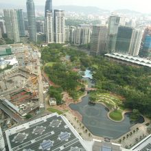 ツインタワーの上からＫＬＣＣパークの全景。奥にはプール？