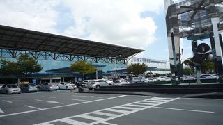 こじんまりとした空港、銀行1行、飲食店少ないです、離発着はすぐです。