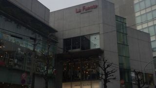 ガラス貼りでスタイリッシュな外観