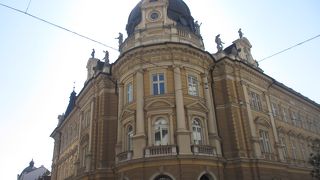 凝った造りの歴史がありそうな建物でした