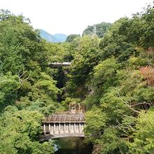 国道20線から水路橋を眺める