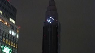 暗闇に聳えています