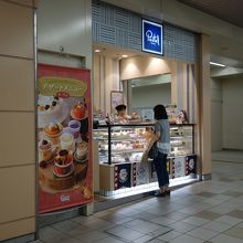 駅の改札口からすぐ