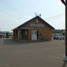 入園券販売所・総合案内所です。