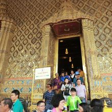 御本尊（エメラルド仏）はこの中です。