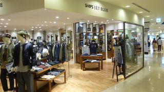 若い層を対象にしたカジュアルアイテム中心のショップ。