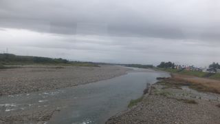 会津盆地を流れる川です。