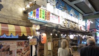 インパクトの大きな横丁的飲食店街