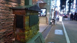 背後にも煉瓦造りの建物が