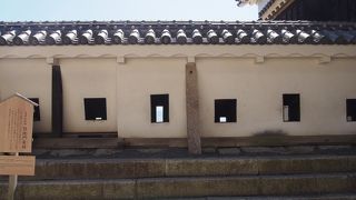 鉄砲、矢狭間などがある