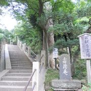 「円覚寺」境内の「方丈」の北側にあります