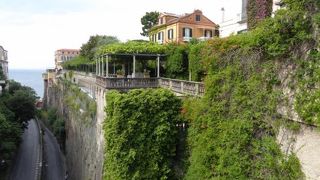 タッソ広場は旧市街への玄関口です