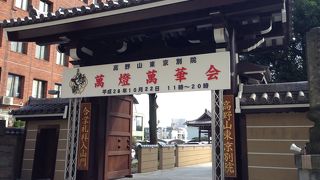 歴史のある本堂と 近代的な境内