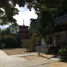 朱塗りの三重の塔