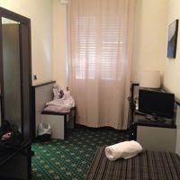 やや古いか。左奥にシャワー、トイレの部屋がある。