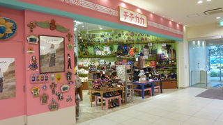 フォークロア的なデザインを程よく取り入れたファッション