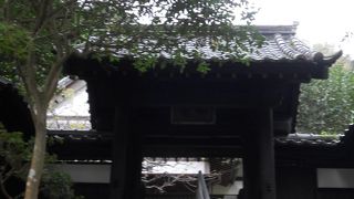 「円覚寺」の境内にあります