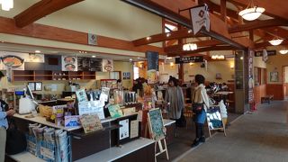 駅にあるカフェ＆土産店