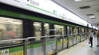 空港からリニアに乗り、この駅で地下鉄と乗り換え。