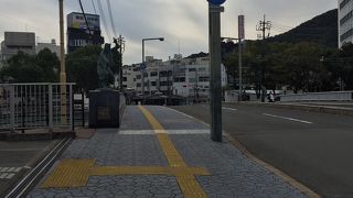 繁華街近くの橋