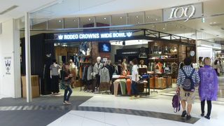 若い女性向けのファッション専門店