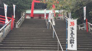 眉山のふもとにあります