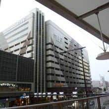 歩道橋を渡ってMIOまで行こう。