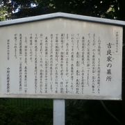 早稲田通りの北側のお寺にある