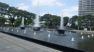 噴水が綺麗で、無料の休憩所もあります。