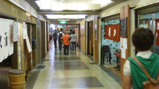 新旧入り混じったごちゃごちゃ感が楽しい。