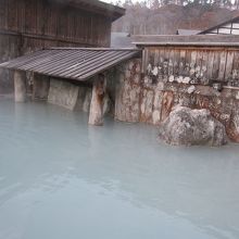 泥湯温泉の露天風呂、とろりとした硫黄泉