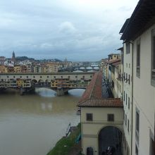 アルノ川に架かるヴェッキオ橋