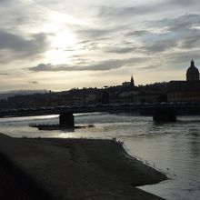 A.ヴェスプッチ橋の上流には堰があります