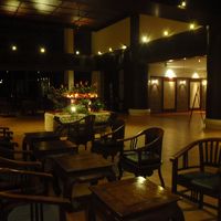 ロビー。（早朝）