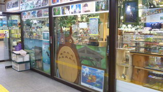 天井も低く、少し古い形状の店舗です。