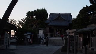 裏手が夕日の絶景スポットです